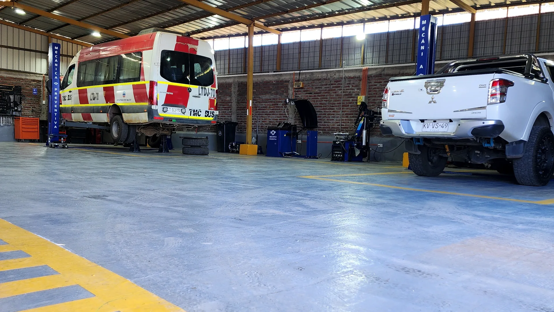 Taller automotriz con camioneta, minibus y equipamiento tecnico